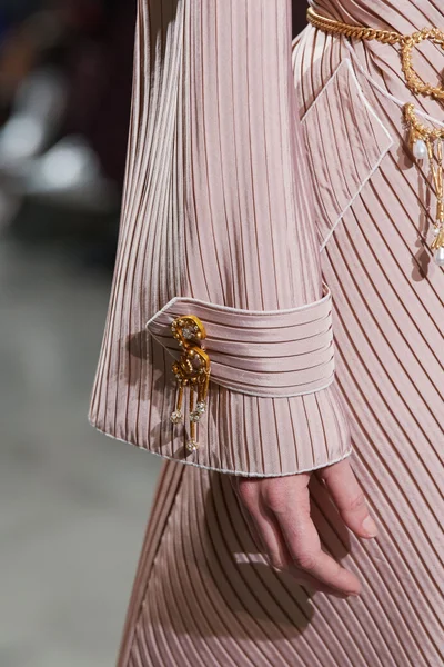 Look 15